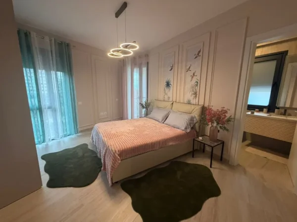 Tirane, shes apartament 2+1+Ballkon Kati 2, 107 m² 300.000 € (Rruga Liqeni / Radison Hotel)