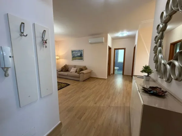 Tirane, jepet me qera apartament 2+1 Kati 2, 122 m² 700 € (Rruga Eduard Mano/Liqeni i Thate)