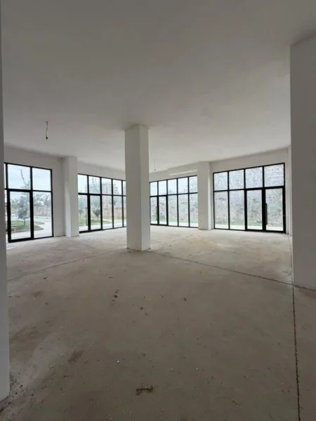 Tirane, jepet me qera dyqan Kati 0, 300 m² 3.500 € (Unaza e Re)