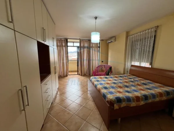 Tirane, jepet me qera apartament 2+1+Ballkon Kati 10, 111 m² 700 € (Rruga e Kavajes)