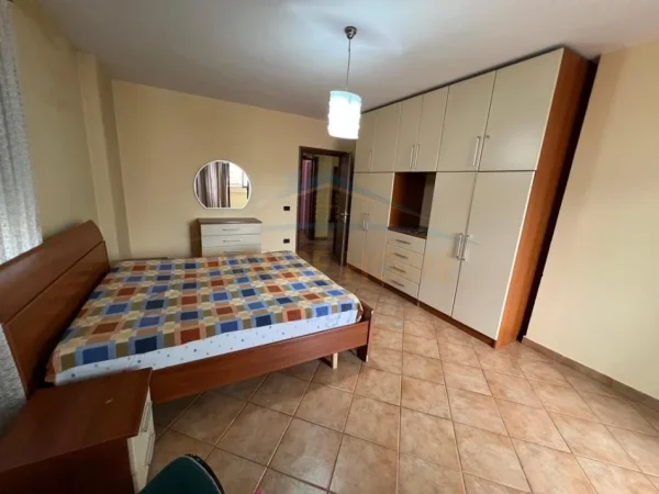 Tirane, jepet me qera apartament 2+1+Ballkon Kati 10, 111 m² 700 € (Rruga e Kavajes)