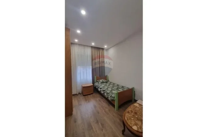 Tirane, jepet me qera apartament 2+1+Ballkon , 77 m² 750 € (Zogu I Zi)
