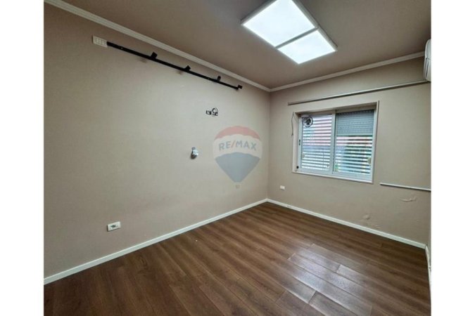 Tirane, jepet me qera dyqan , 114 m² 2.000 € 