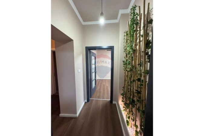 Tirane, jepet me qera dyqan , 114 m² 2.000 € 