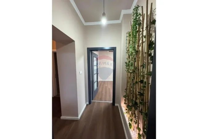 Tirane, jepet me qera dyqan , 114 m² 2.000 € 