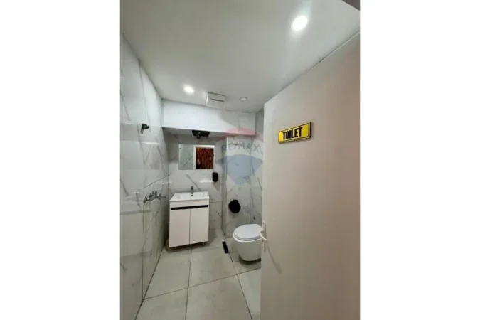 Tirane, jepet me qera dyqan , 114 m² 2.000 € 