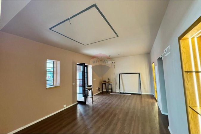 Tirane, jepet me qera dyqan , 114 m² 2.000 € 