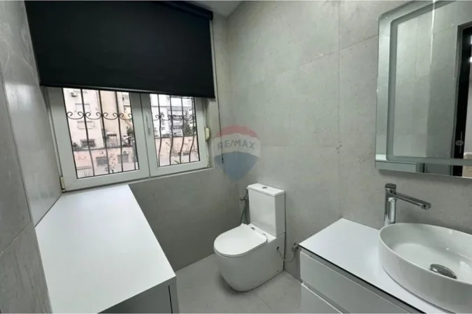 Tirane, jepet me qera zyre , 69 m² 1.100 € 