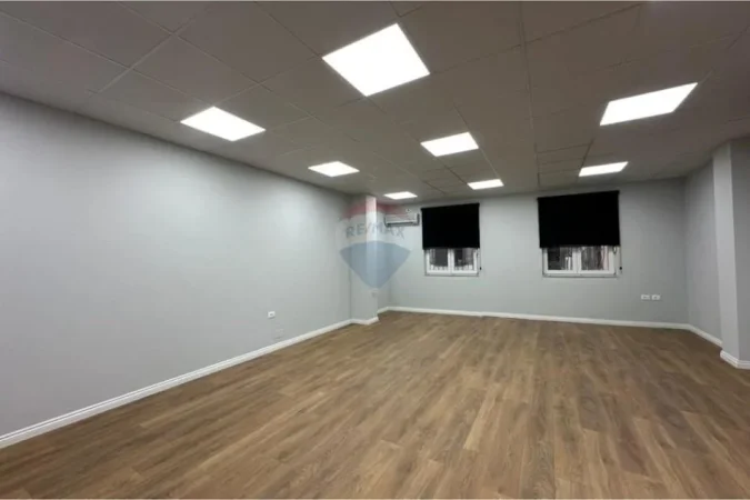 Tirane, jepet me qera zyre , 69 m² 1.100 € 