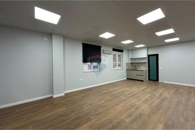 Tirane, jepet me qera zyre , 69 m² 1.100 € 