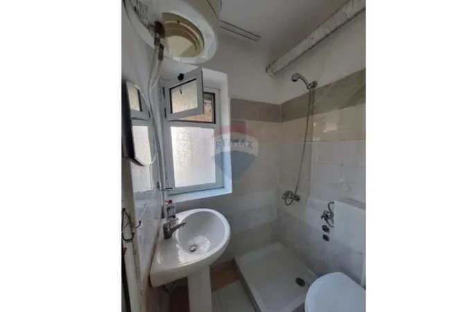 Tirane, jepet me qera garsonier , 33 m² 301 € (Sheshi Shtraus, Tiranë)