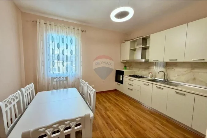 Tirane, jepet me qera shtepi , 131 m² 550 € (Fresku)