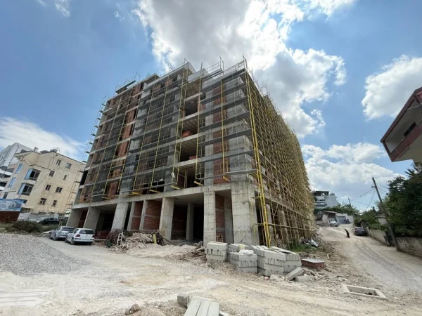 Tirane, shitet apartament 2+1+Ballkon , 112 m² 107.250 € (Kamez)