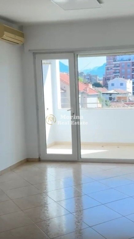 Tirane, jepet me qera ambjent biznesi Kati 2, 128 m² 500 € (Selvia)