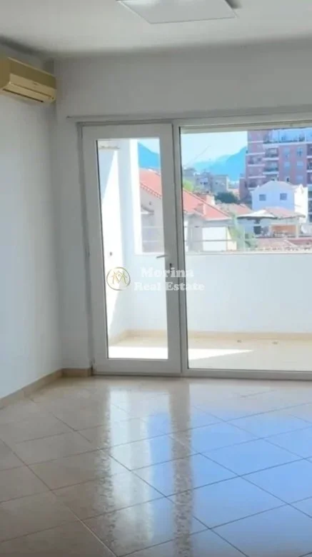 Tirane, jepet me qera ambjent biznesi Kati 2, 128 m² 500 € (Selvia)