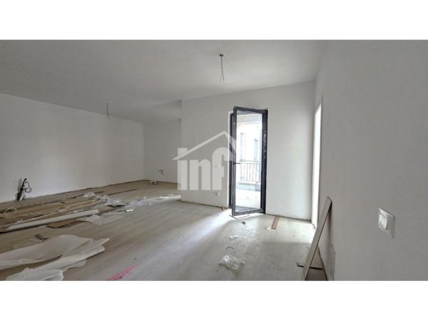 Tirane, jepet me qera zyre Kati 3, 110 m² 700 € (PRANË “PAZARIT TE RI”)