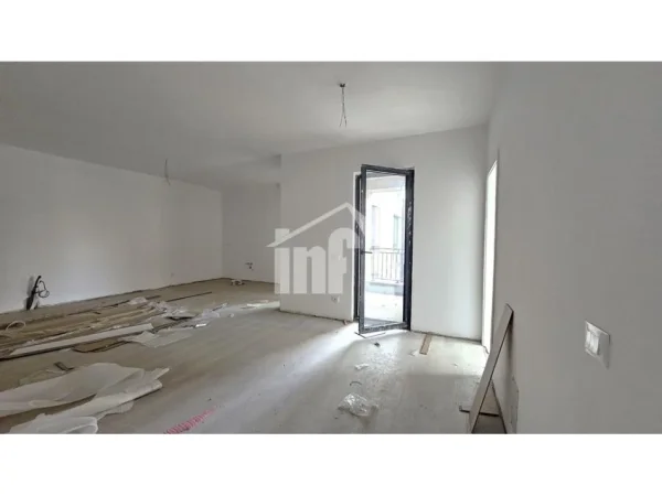 Tirane, jepet me qera zyre Kati 3, 110 m² 700 € (PRANË “PAZARIT TE RI”)
