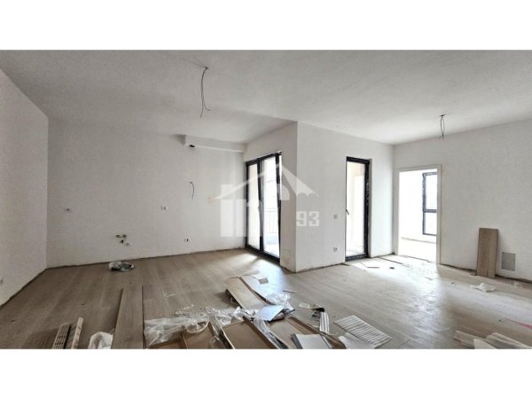 Tirane, jepet me qera zyre Kati 3, 110 m² 700 € (PRANË “PAZARIT TE RI”)