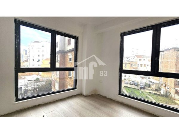 Tirane, jepet me qera zyre Kati 3, 110 m² 700 € (PRANË “PAZARIT TE RI”)