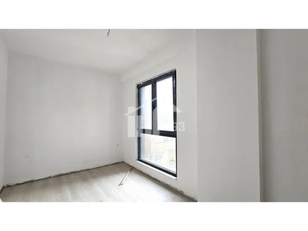 Tirane, jepet me qera zyre Kati 3, 110 m² 700 € (PRANË “PAZARIT TE RI”)