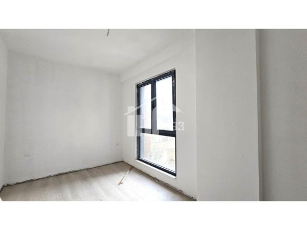 Tirane, jepet me qera zyre Kati 3, 110 m² 700 € (PRANË “PAZARIT TE RI”)