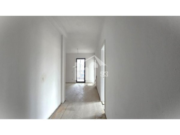 Tirane, jepet me qera zyre Kati 3, 110 m² 700 € (PRANË “PAZARIT TE RI”)