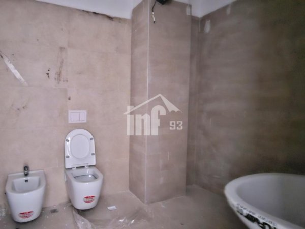 Tirane, jepet me qera zyre Kati 3, 110 m² 700 € (PRANË “PAZARIT TE RI”)