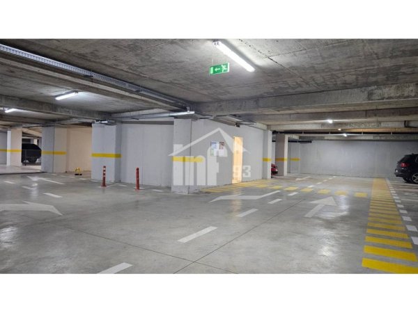 Tirane, jepet me qera zyre Kati 3, 110 m² 700 € (PRANË “PAZARIT TE RI”)