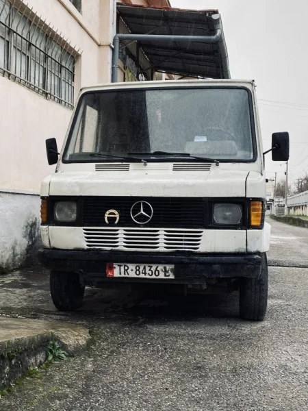 Tirane, shes makine Banz Nafte, e bardhë manuale Kondicioner 350.000 km 2.400 €