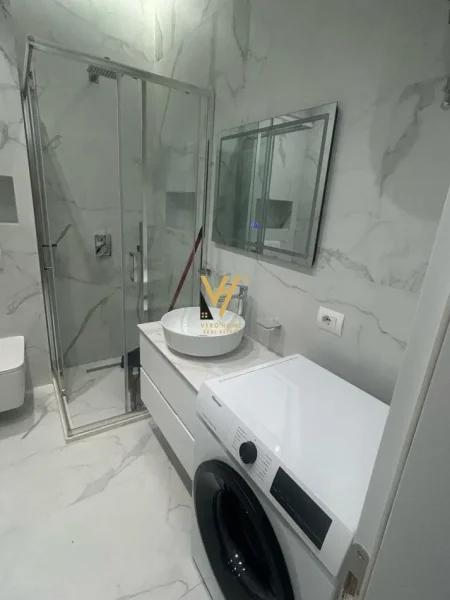 Tirane, jepet me qera apartament dhe garsoniere 2+1+Ballkon Kati 7, 112 m² 1.500 € (QENDER)