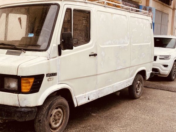 Tirane, shes makine Banz Nafte, e bardhë manuale Kondicioner 350.000 km 2.400 €