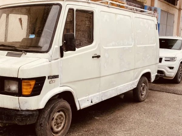 Tirane, shes makine Banz Nafte, e bardhë manuale Kondicioner 350.000 km 2.400 €