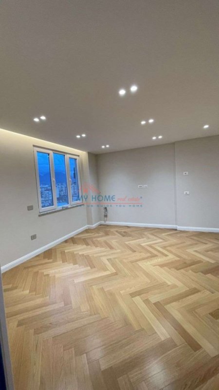 Tirane, jepet me qera zyre Kati 10, 143 m² 1.500 € (Ish Ekspozita)