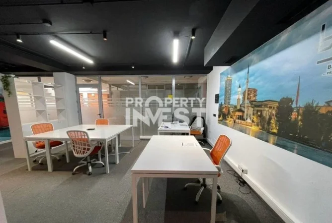 Tirane, jepet me qera zyre Kati 3, 72 m² 1.100 € (Pazari i Ri)