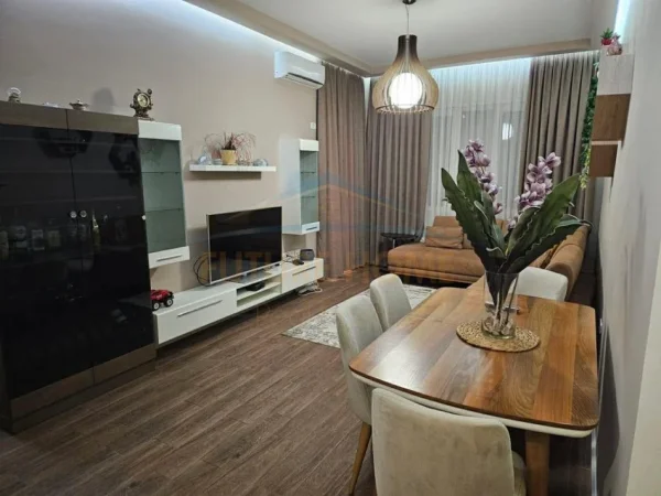 Tirane, jepet me qera apartament 2+1+Aneks+Ballkon Kati 1, 550 € 