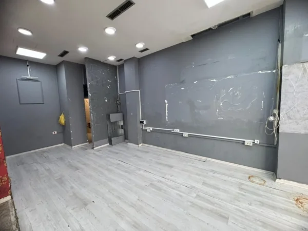 Tirane, jepet me qera dyqan Kati 0, 35 m² (21 Dhjetori)