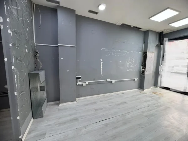 Tirane, jepet me qera dyqan Kati 0, 35 m² (21 Dhjetori)