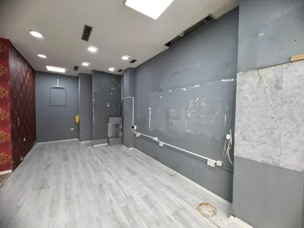 Tirane, jepet me qera dyqan Kati 0, 35 m² (21 Dhjetori)