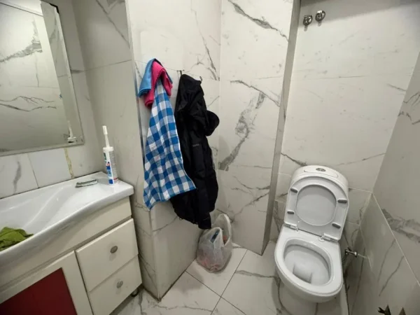 Tirane, jepet me qera dyqan Kati 0, 35 m² (21 Dhjetori)