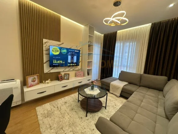 Tirane, jepet me qera apartament 2+1+Ballkon Kati 6, 84 m² 650 € (Univers City)