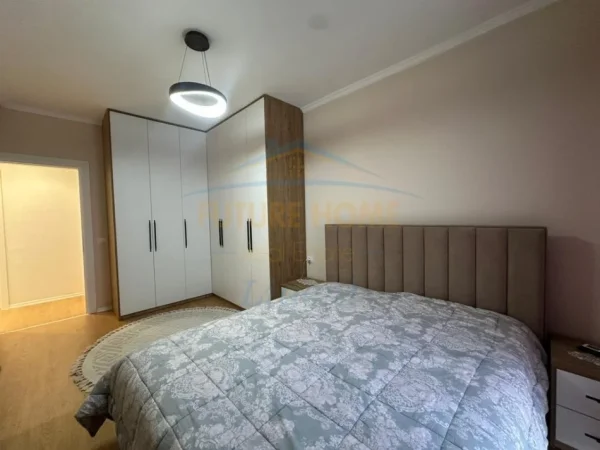 Tirane, jepet me qera apartament 2+1+Ballkon Kati 6, 84 m² 650 € (Univers City)