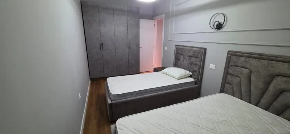 Tirane, jepet me qera apartament 2+1 Kati 8, 110 m² 800 € (Perball Delijorgjit)