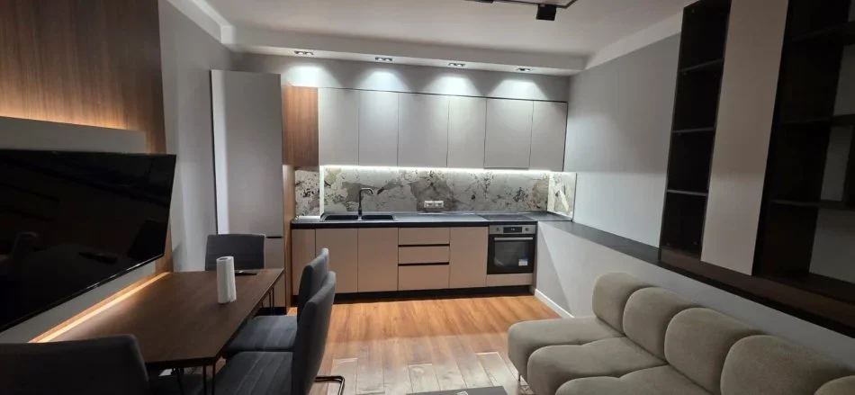 Tirane, jepet me qera apartament 2+1 Kati 8, 110 m² 800 € (Perball Delijorgjit)