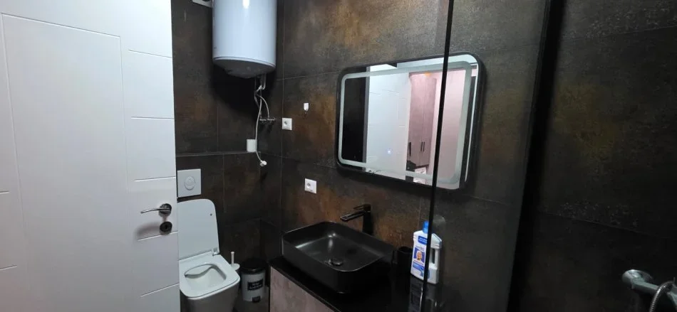 Tirane, jepet me qera apartament 2+1 Kati 8, 110 m² 800 € (Perball Delijorgjit)