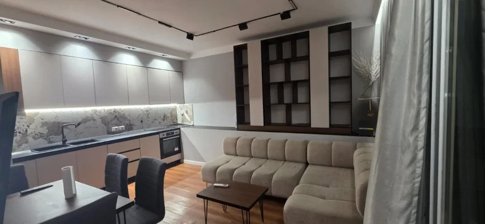 Tirane, jepet me qera apartament 2+1 Kati 8, 110 m² 800 € (Perball Delijorgjit)