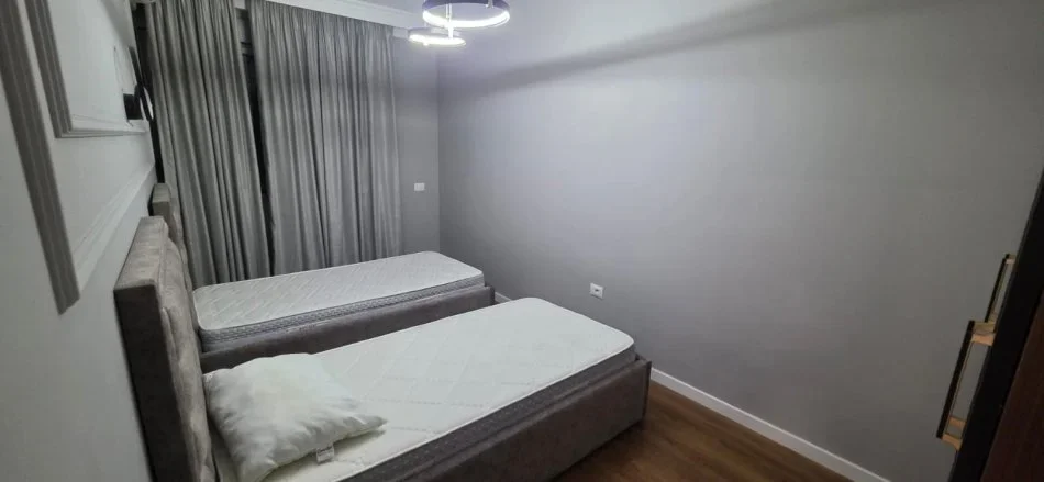 Tirane, jepet me qera apartament 2+1 Kati 8, 110 m² 800 € (Perball Delijorgjit)