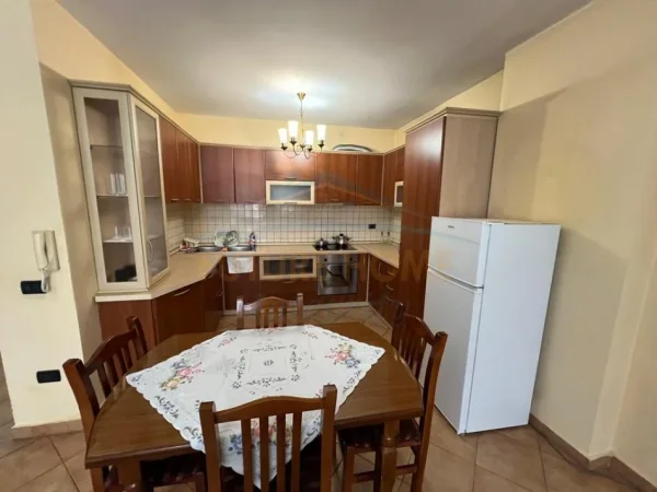 Tirane, jepet me qera apartament 2+1 Kati 10, 111 m² 700 € (Rruga e Kavajes prane Kompleksit Delijorgji)