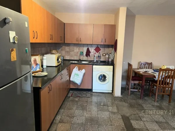 Tirane, shitet apartament 2+1+Aneks+Ballkon Kati 5, 85 m² 210.000 € (9-katshet , rruga e barrikadave)
