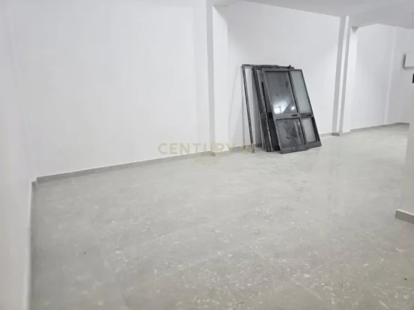 Tirane, jepet me qera dyqan Kati 1, 117 m² 750 € (21 Dhjetori)