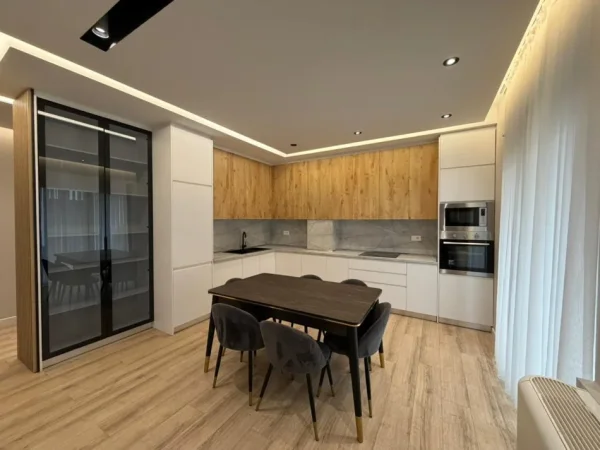 Tirane, jepet me qera apartament 3+1 Kati 1, 250 m² 2.000 € (Liqeni i Thate)